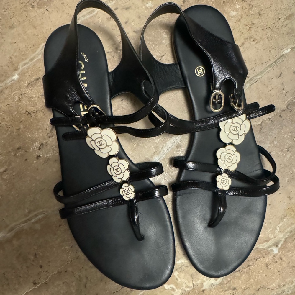 CC logo Chanel gladiator flats 40.5 authentic